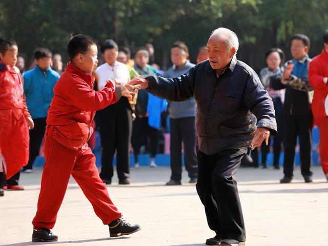 大爷广场舞：男人至死是少年